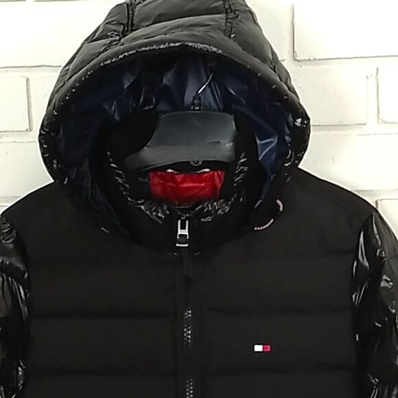 Tommy Hilfiger NWT Men's Black Shine Hooded Puffer Coat. Size Small - Picture 2 of 16